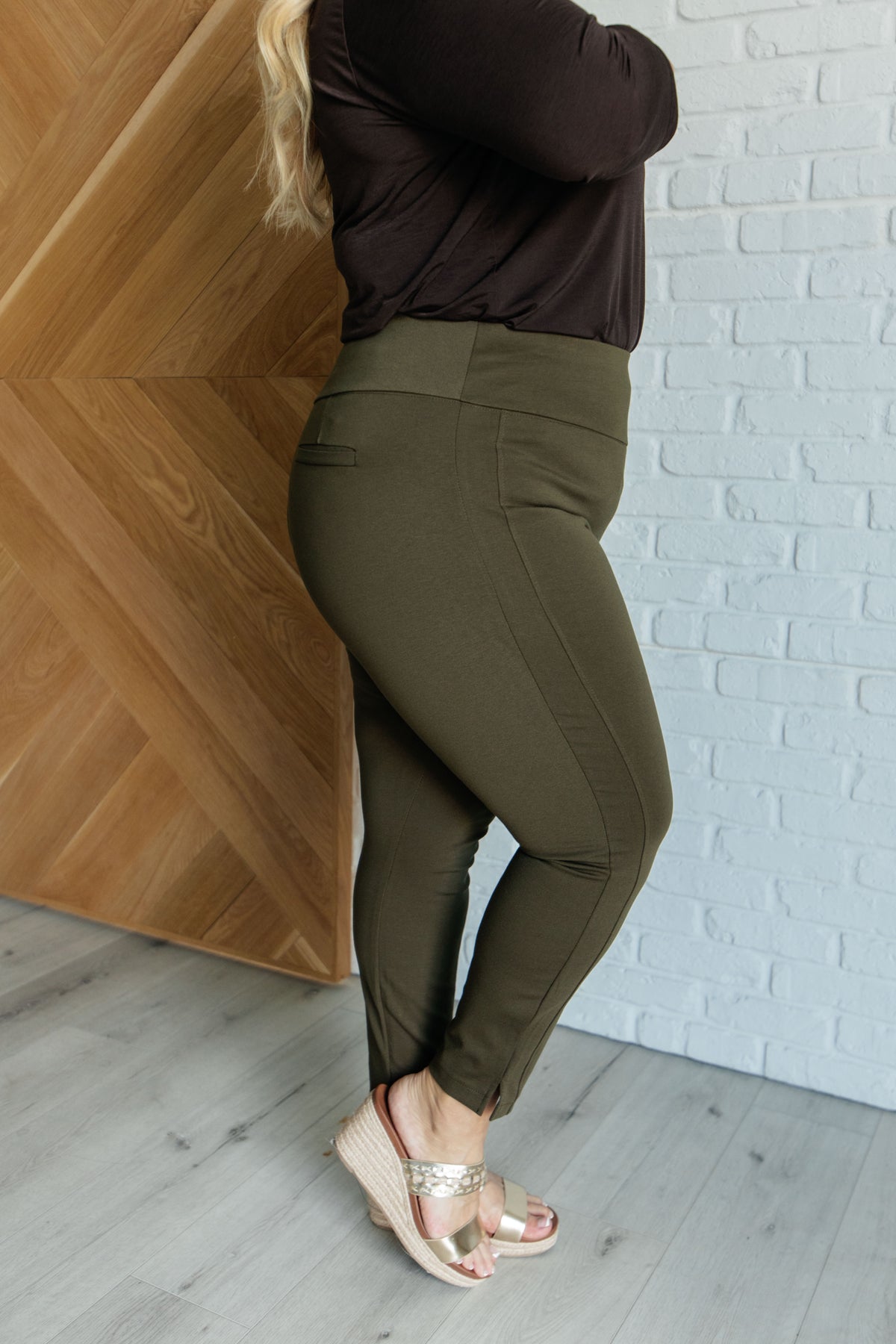 Magic Ankle Crop Skinny Pants in Olive - 9/22/2025