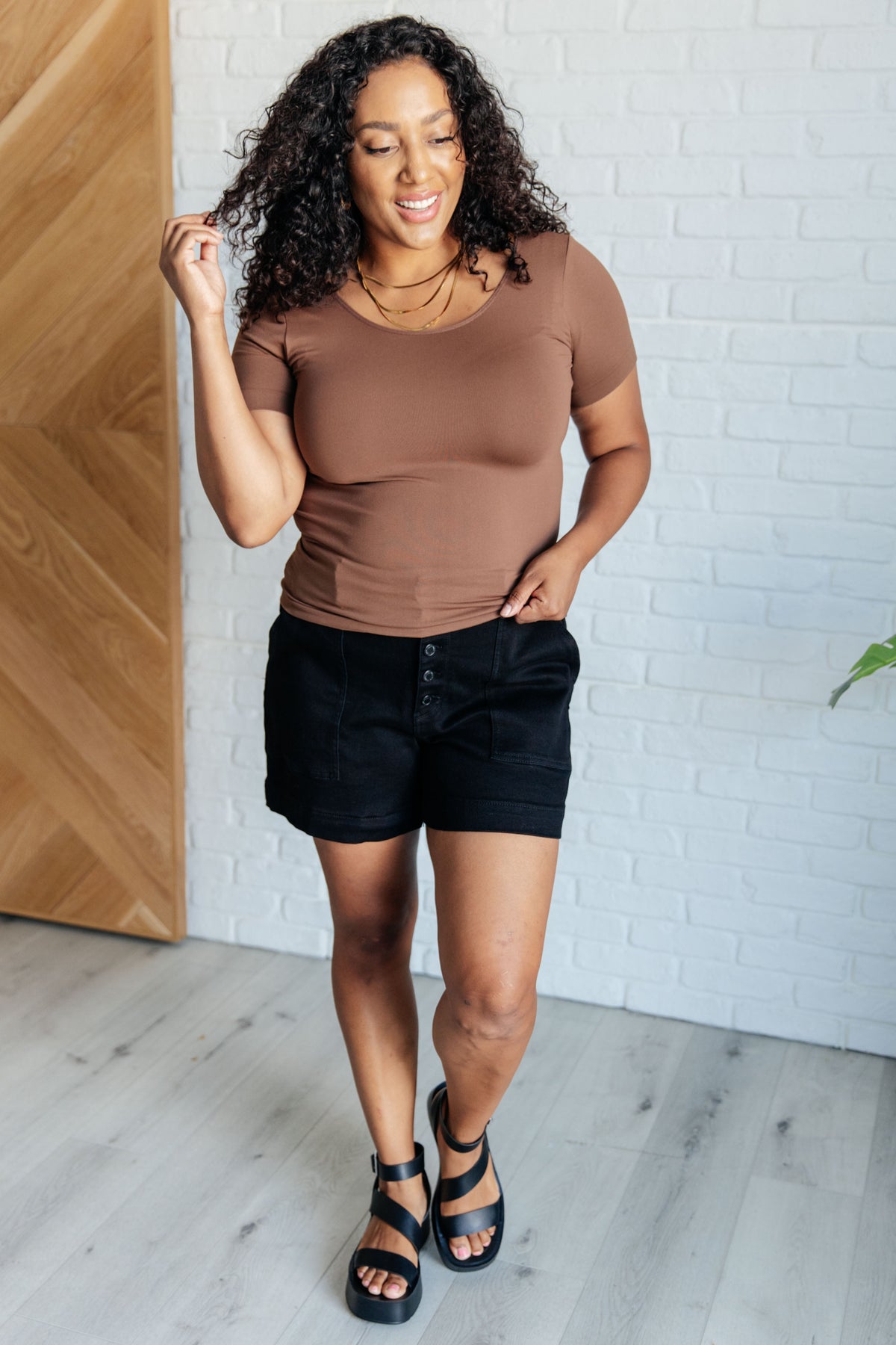 Everyday Scoop Neck Short Sleeve Top in Coffee - 8/8/2024