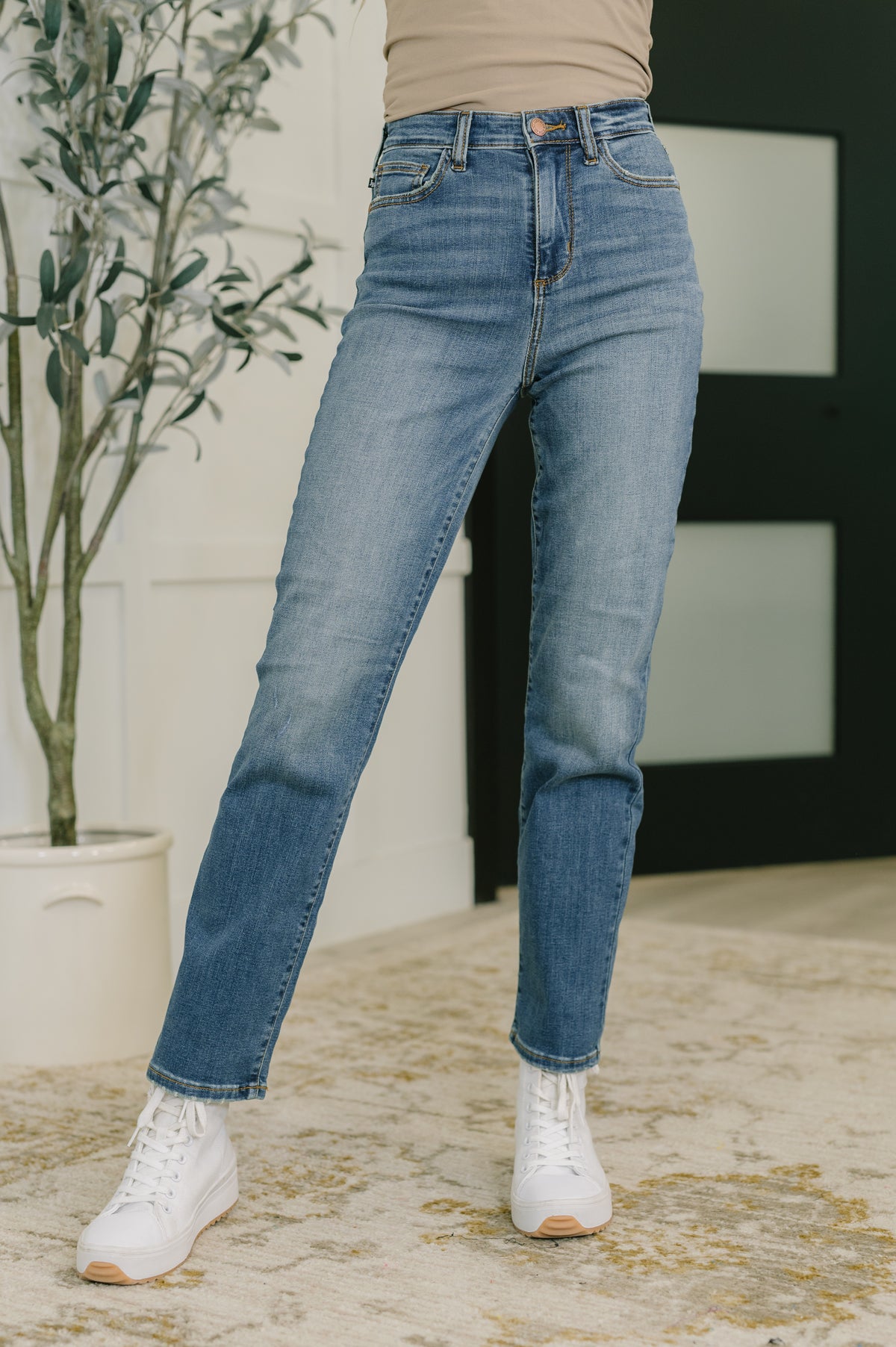 Izzie High Waist Straight Fit - 9/10/2025