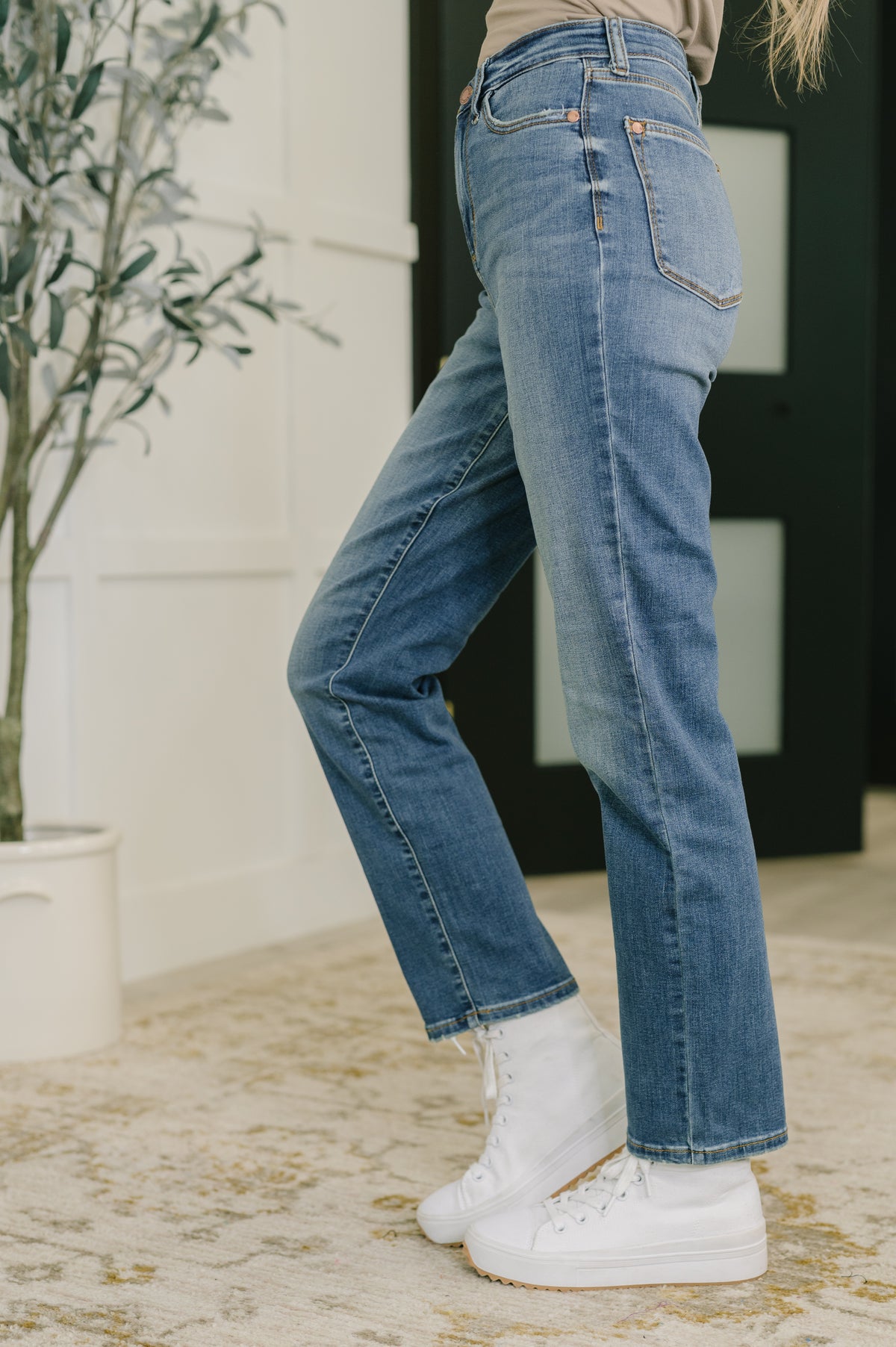 Izzie High Waist Straight Fit - 9/10/2025