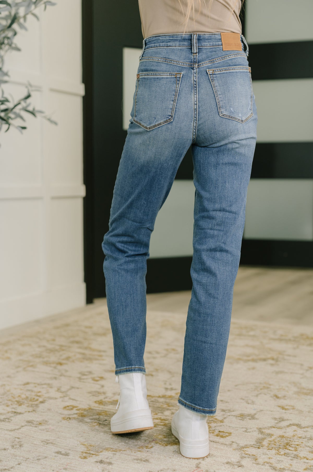 Izzie High Waist Straight Fit - 9/10/2025