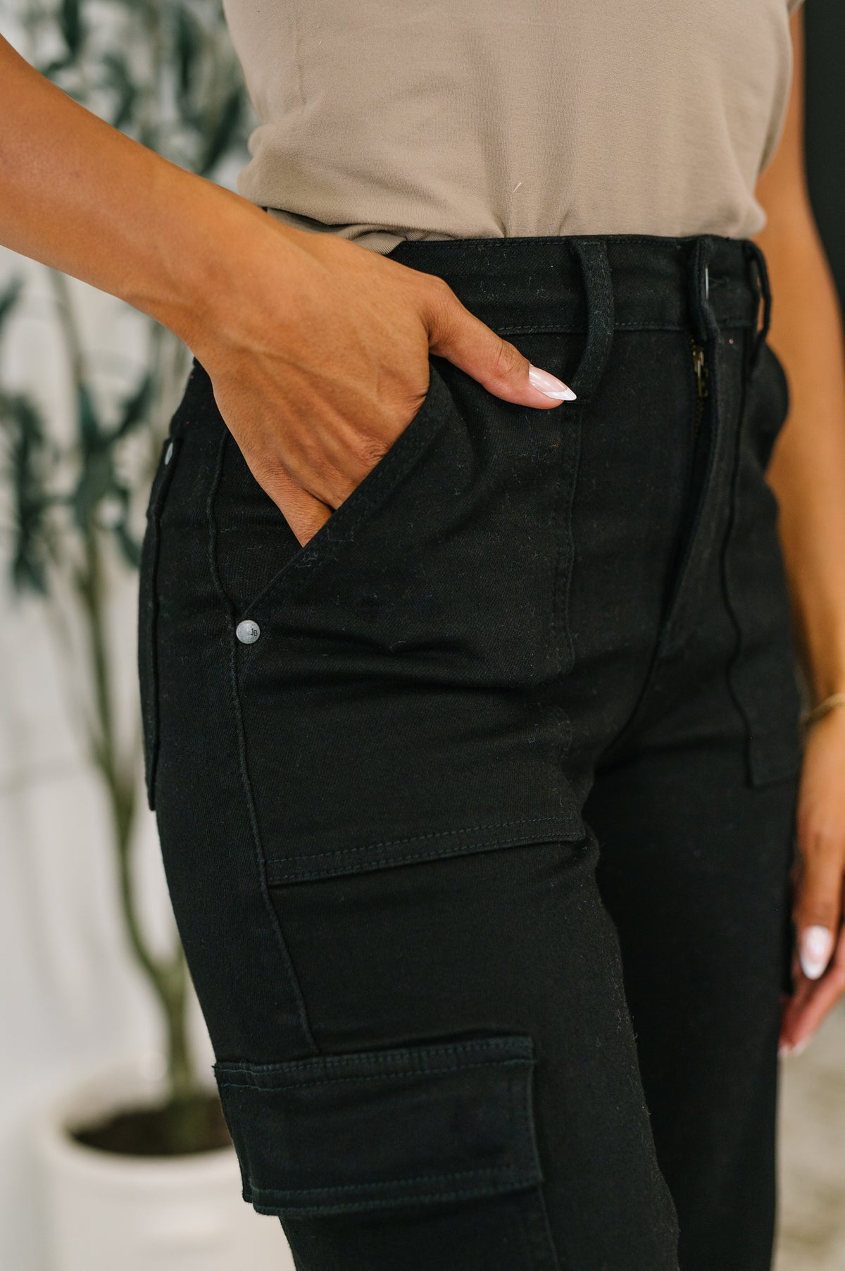Keira High Waist Cargo Wide in Black - 10/1/2025