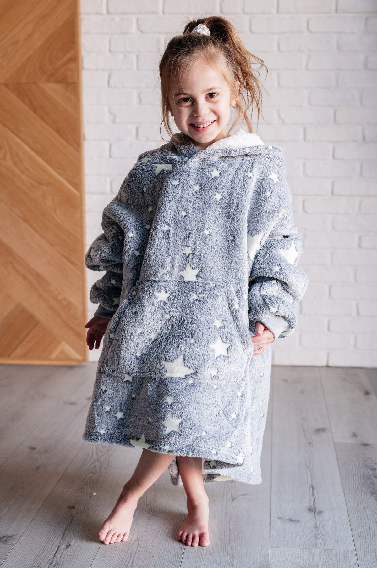 Kids Oversized Hoodie Blanket in Grey Stars - 12/6/2024