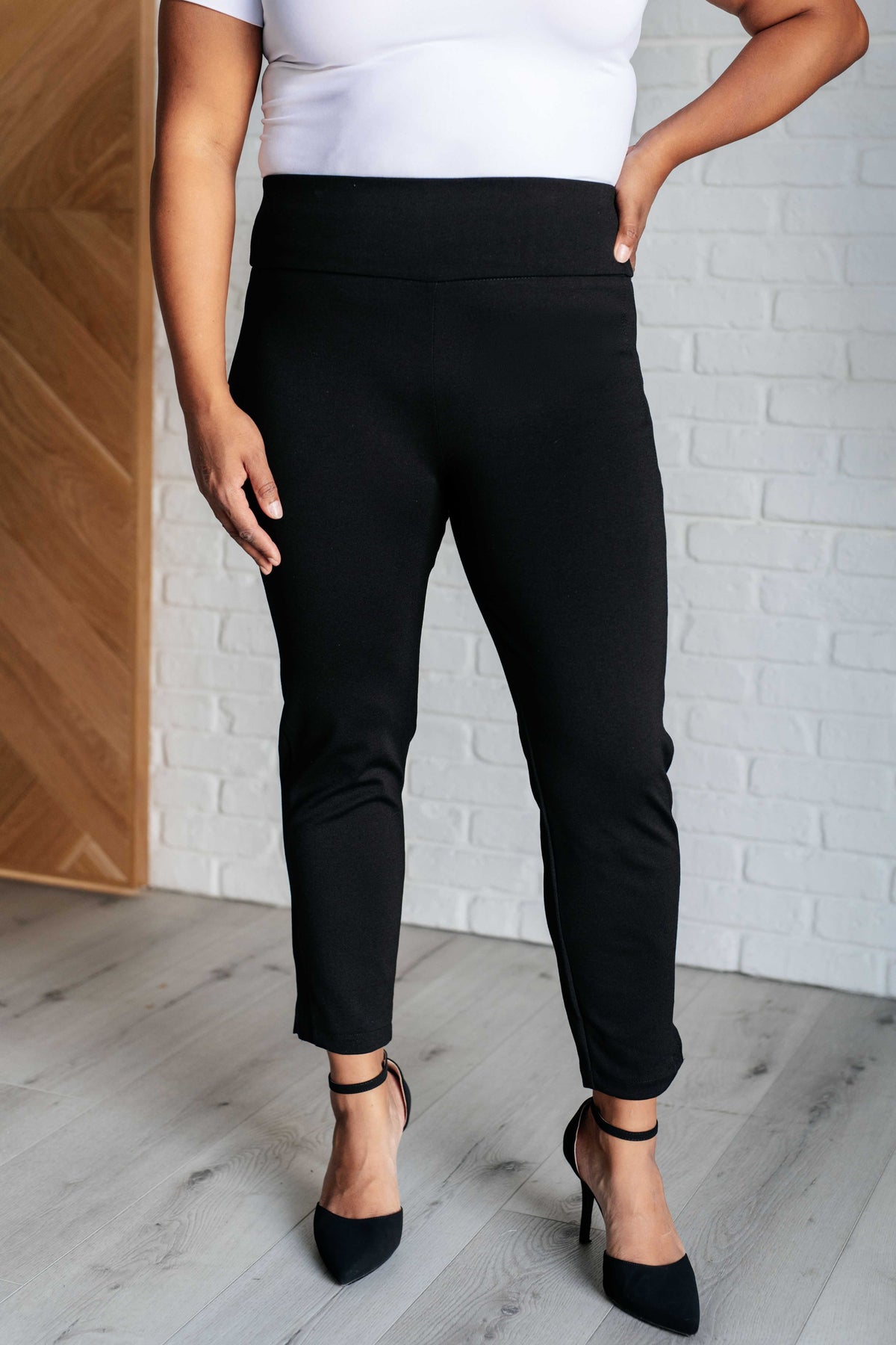 Magic Ankle Crop Skinny Pants in Black - 10/31/2024