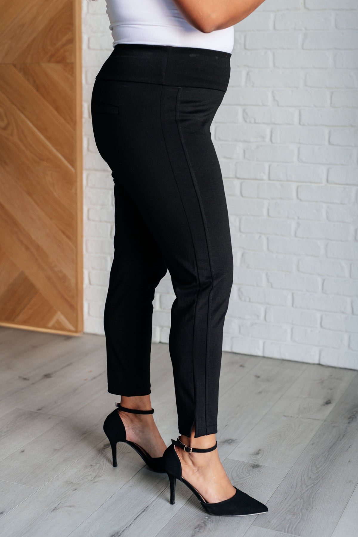 Magic Ankle Crop Skinny Pants in Black - 10/31/2024