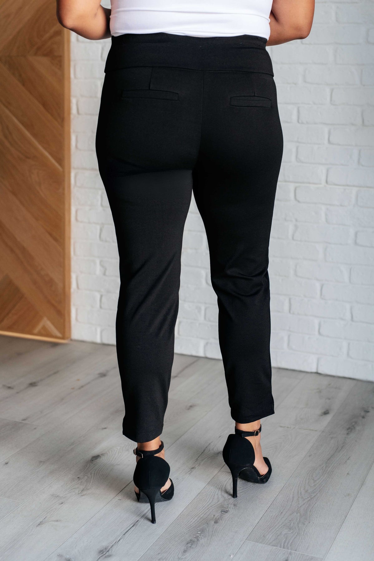 Magic Ankle Crop Skinny Pants in Black - 10/31/2024