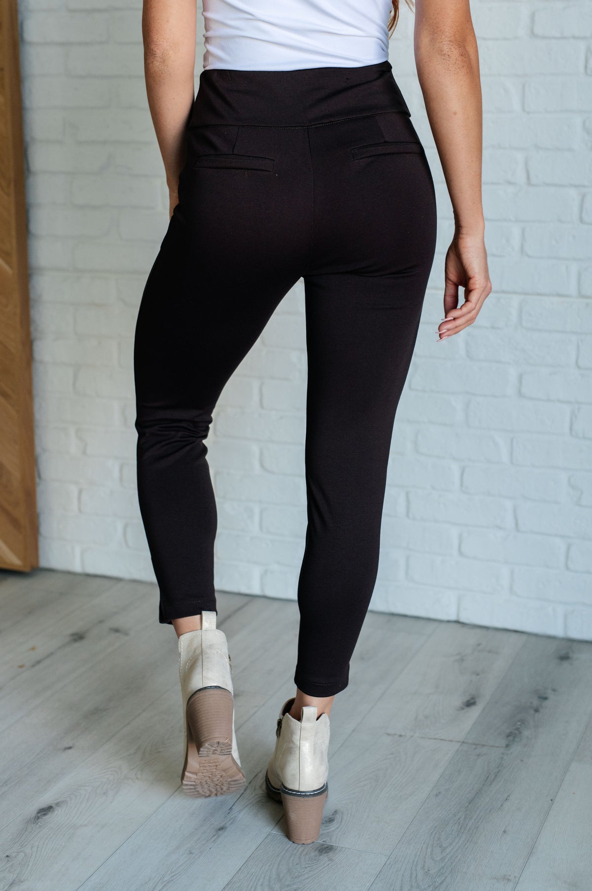 Magic Ankle Crop Skinny Pants in Chocolate - 10/10/2024