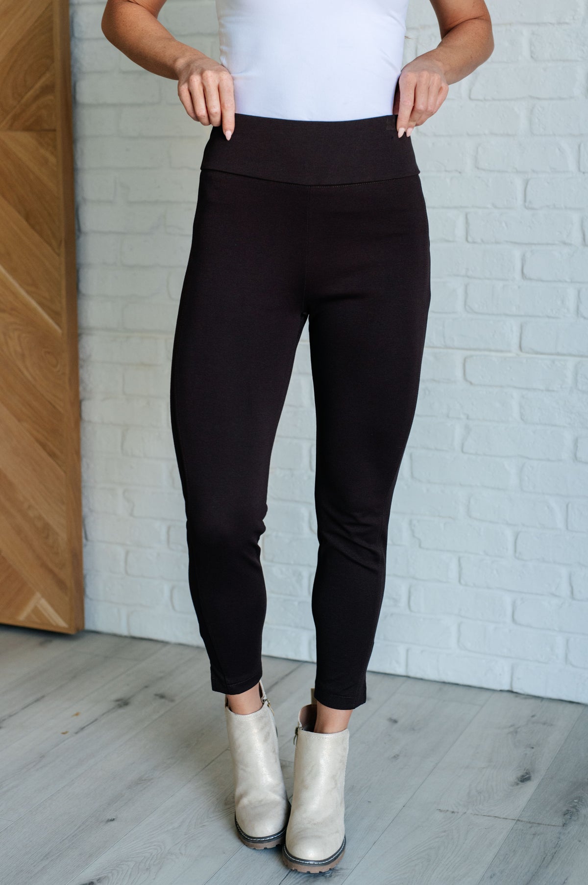 Magic Ankle Crop Skinny Pants in Chocolate - 10/10/2024