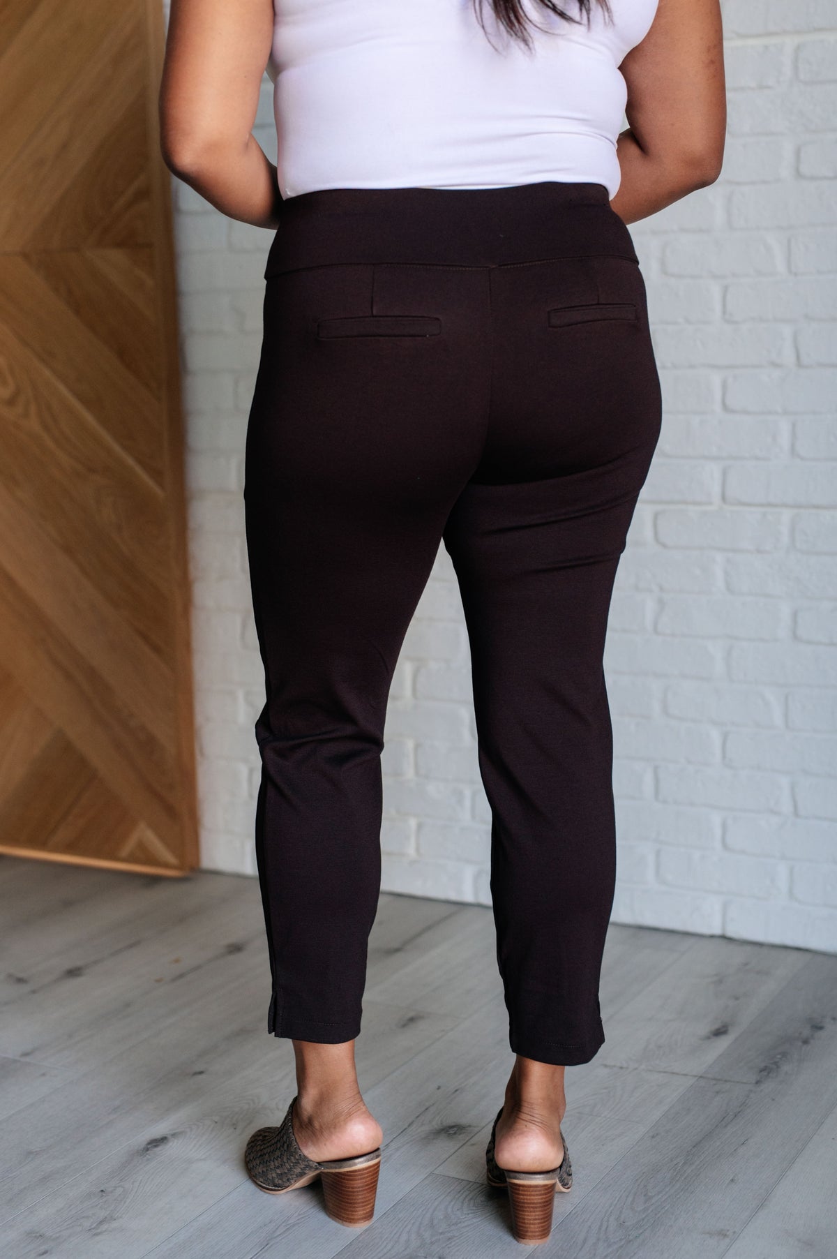 Magic Ankle Crop Skinny Pants in Chocolate - 10/10/2024