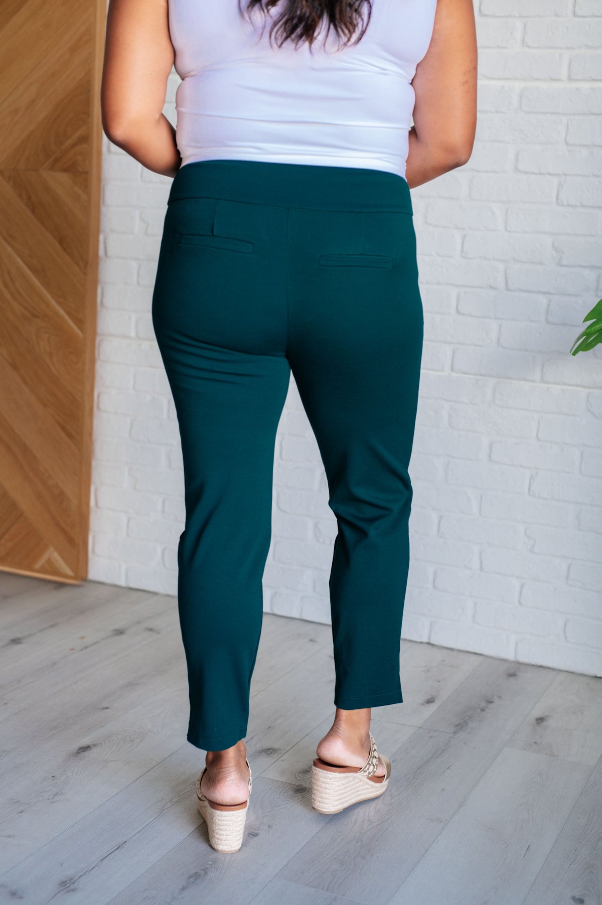 Magic Ankle Crop Skinny Pants in Hunter Green - 9/12/2024