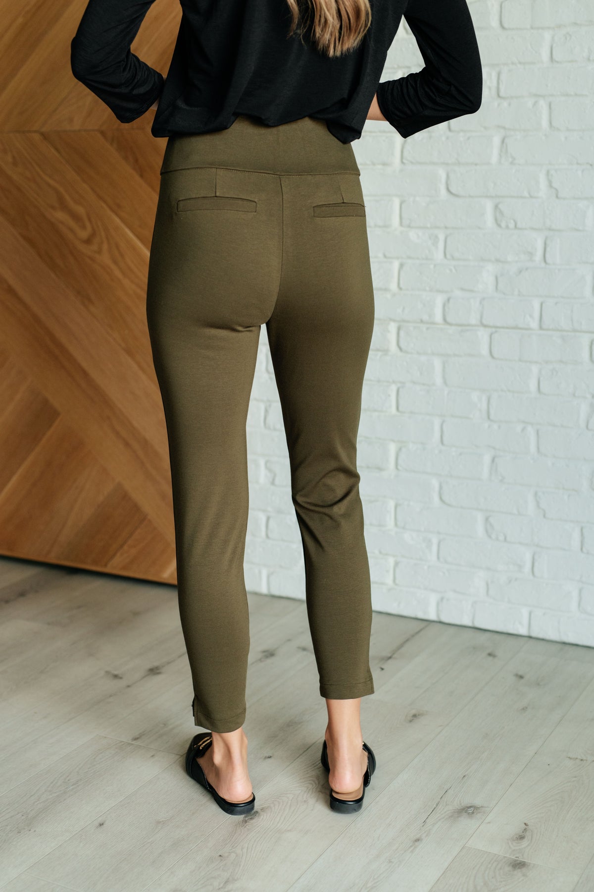 Magic Ankle Crop Skinny Pants in Olive - 10/3/2024