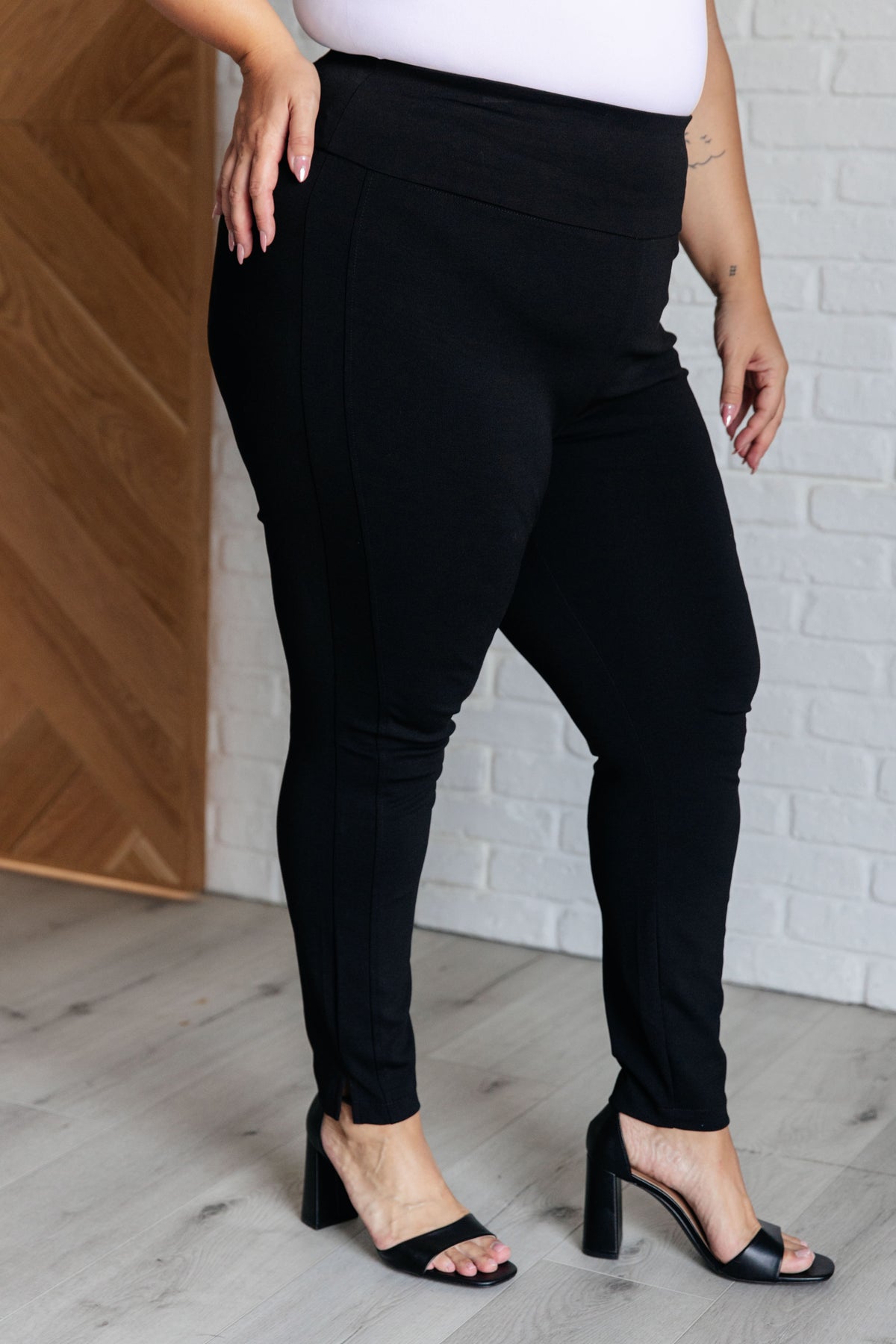 Magic Skinny 28" Pants in Black - 8/22/2024