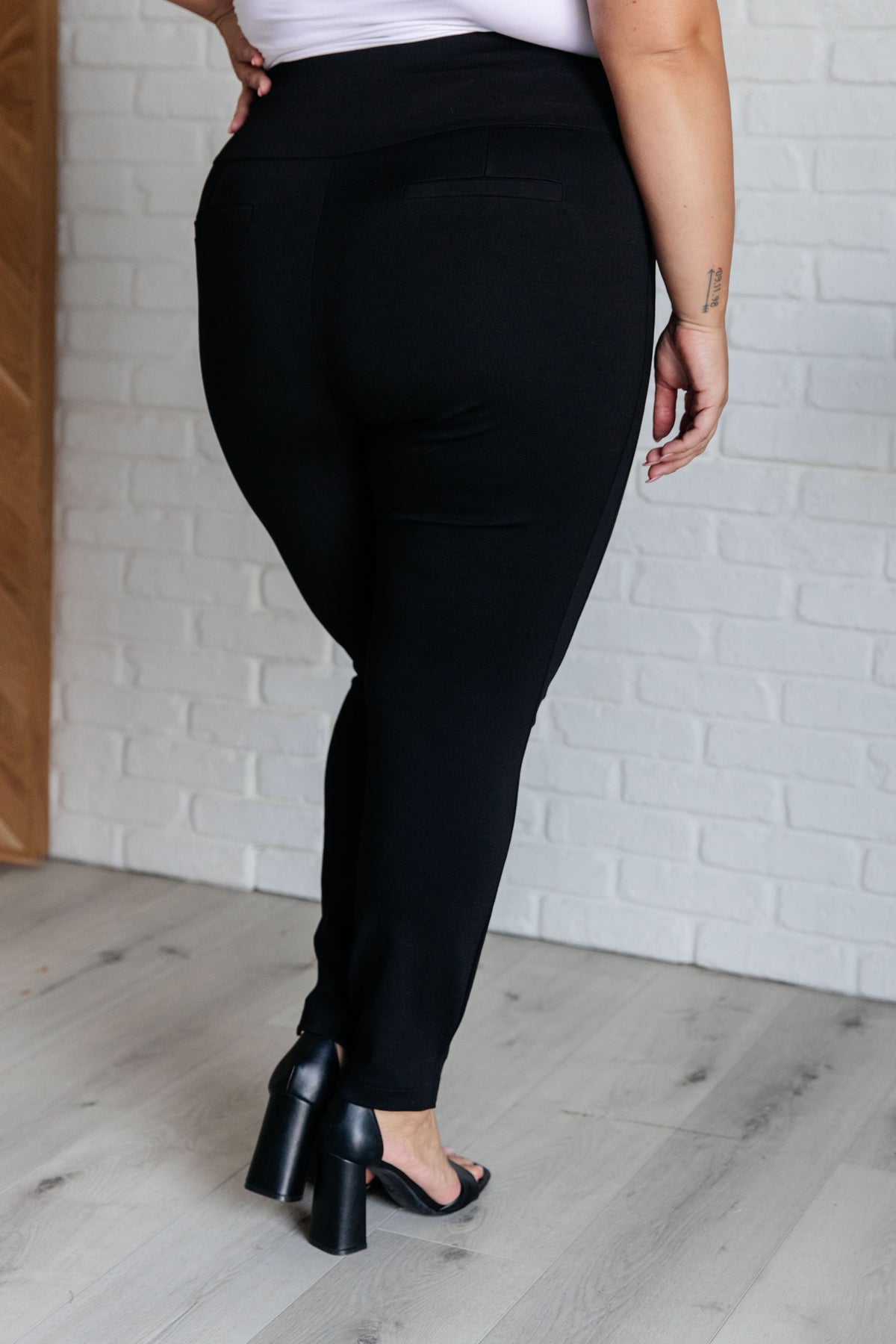 Magic Skinny 28" Pants in Black - 8/22/2024