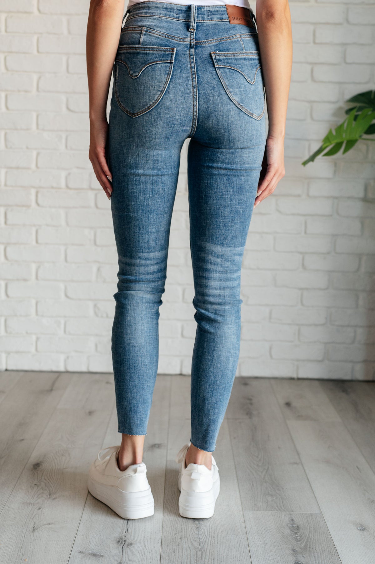 Nicole Tummy Control Skinny Jeans in Vintage Wash - 8/21/2024