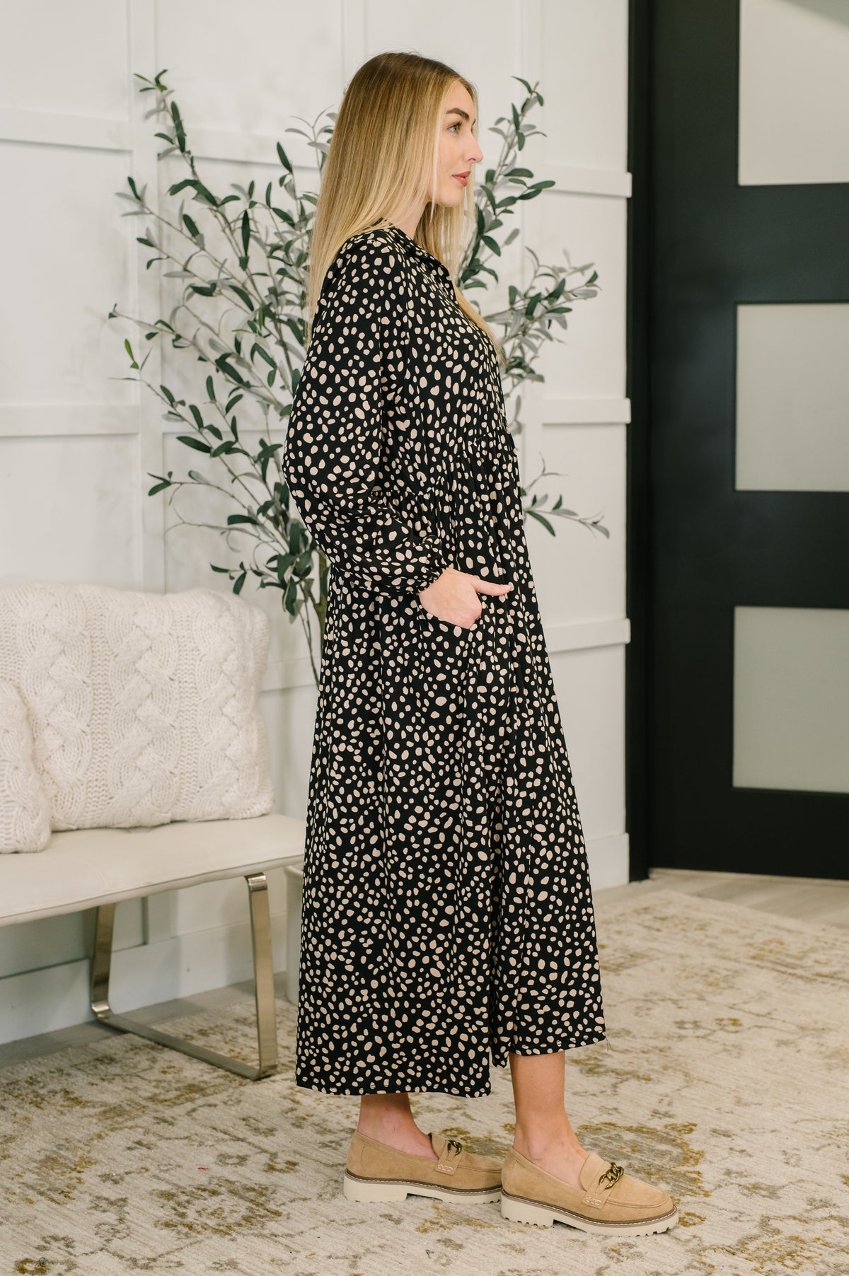 Promotional Proposal Collared Dress in Black and Khaki - 12/12/2025