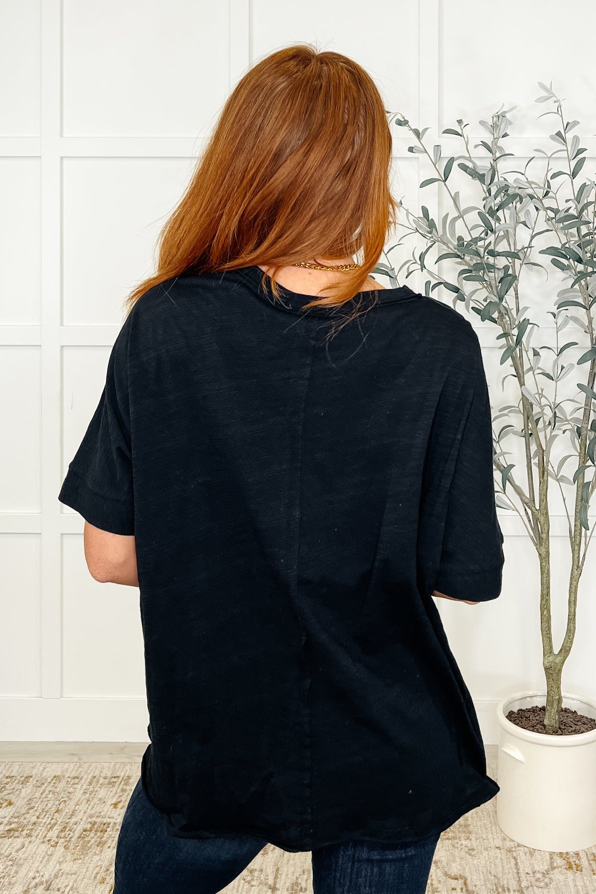 The Layback Relaxed Basic Tee in Black - 5/6/2025