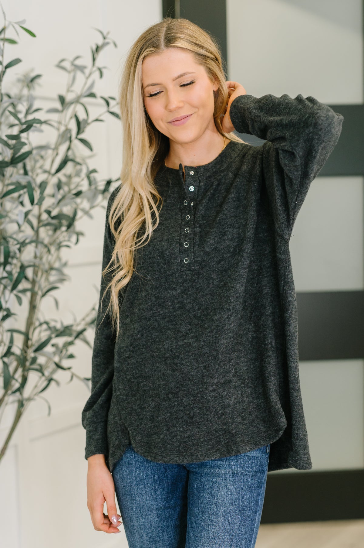 Urban Flux Scooped Hi-Low Long Pullover in Black - 9/24/2025