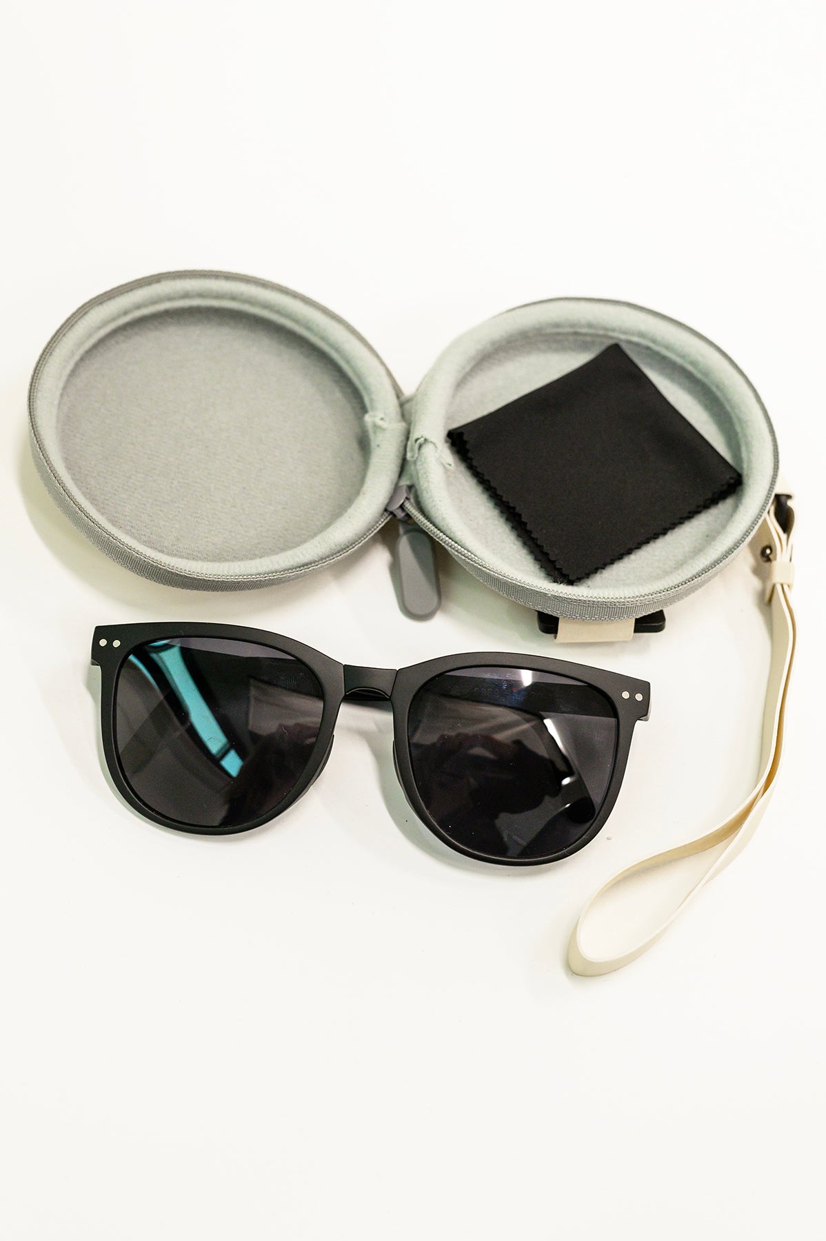 Collapsible Girlfriend Sunnies & Case in Black - 4/10/2023